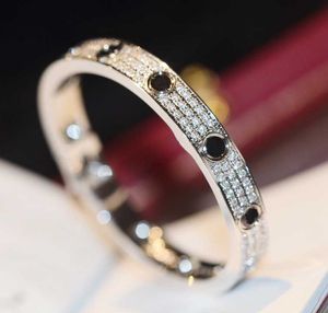V Gold Material Luxury Quality Charm Punk Armband med diamant och svart färgdesign för kvinnor Man Engagement Smycken Presentstämpel PS4797
