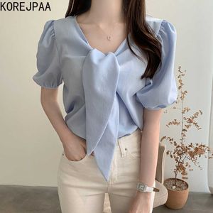 Korejpaa Kobiety Koszula Lato Koreański Chic Temperament V-Neck Milky Soft Blue Biały Big Twist Design Luźne Bluzki rękaw Puff 210526