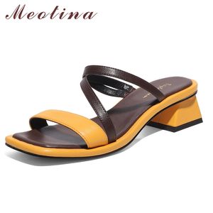 Pantofole con tacco medio in vera pelle Banda stretta Donna Scivoli Punta quadrata Scarpe con tacco spesso Sandali estivi da donna Beige Giallo 210517