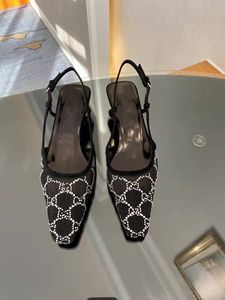 2022 Sandálias de slingback feminino Bomba Aria Slingback Shoes são apresentados em malha preta com cristais Motivo Sparkling traseiro Tamanho do fechamento da fivela 35-40