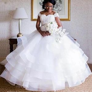 Delikat Afrikanska Tiered Ruffles Bröllopsklänningar Puffy Ball Gown Sweetheart Bridal Gowns Lace Appliques Church Ivory Tulle Plus Size Bride Dress