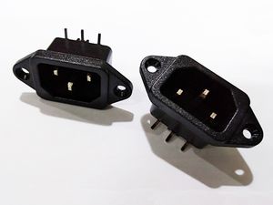 高品質の電源アダプタ、90度の角度の10A 250V IEC 320 C14 3ピンのオスのプラグACソケット/ 10ピン