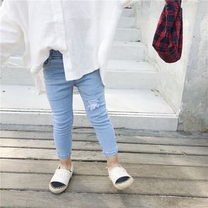 春の秋の韓国風のファッションママと娘の家族のマッチング母Me Skinny Denim Pants 210508のためのジーンズを破った