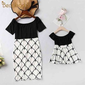 Mãe e filha verão vestido de moda Família combinando outffits meninas Impressão sem ombros princesa roupa outfit terno 210429