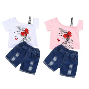 夏の子供たちのスーツヨーロッパとアメリカのファッションの女の子セット斜めの肩の半袖Tシャツ+リッピングデニムショーツ210515