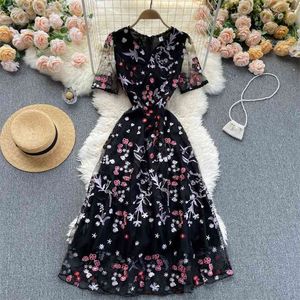 Estilo de Verão Europeu Americano Americano Flores Bordadas Vestidos Feminino Com Pescoço V-Decote De Mangas De Mangas Cintura Slim Midi Vestido C787 210506