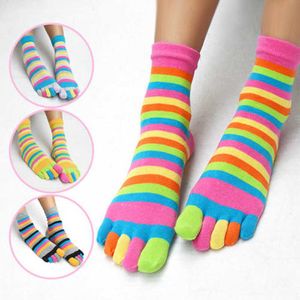 2020 Kvinnor Flicka Striped Färgrik Bomull Andningsbar Kalv Crew Five Finger Toe Socks X0710