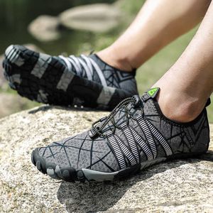 Scarpe da acqua da uomo Sandali da spiaggia traspiranti Scarpe da acqua estive Scarpe da ginnastica per trampolieri ad asciugatura rapida Nuoto Calzini da immersione Scarpe a piedi nudi Donna X0728