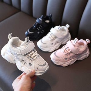 2021 Vår Nya Barnskor Kids Mesh Patchwork Tjocka Sneakers Boys Tjejer Non-Slip Casual Skor Bekväm Walk Run Storlek 26-36 G1025