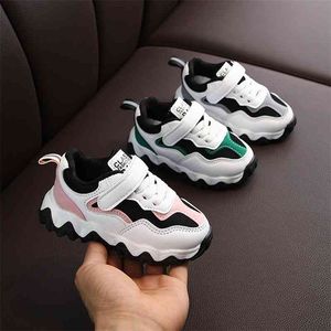 Primavera Nuove Scarpe sportive per bambini Ragazze antiscivolo Fondo dell'onda Moda Ragazzi Scarpe da viaggio Scarpe per bambini piccoli Mesh C12272 210329