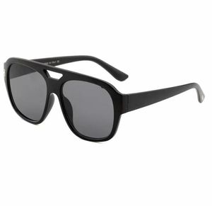 2264 Mężczyźni Klasyczny Design Okulary Moda Owalna Rama Powłoka UV400 Obiektyw Włókno węglowe Nogi Lato Styl Eyewear z pudełkiem