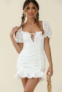 Sexy haft Hollow Out Dostosuj Ruched Sukienka Lato Wzburzyć Lace Up Wood Ears Off Ramię Rękaw Puff Sleeve Party White Dress Women 210521