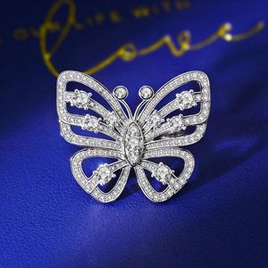Solidny 925 Sterling Silver Ring Hyerbole Motyl Projekt Utworzony MOISSANITE Diamond Pierścionki Hurtownie Wedding Elument Gift Cluster