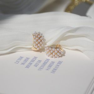 Orecchini a bottone squisiti con perle a forma di C in oro reale 14k per gioielli semplici ed eleganti per feste da donna
