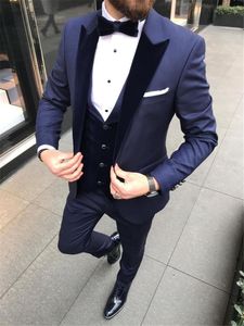 Klasik Stil Tek Düğme Donanma Mavi Damat Smokin Tepe Yaka Düğün / Balo / Akşam Yemeği Groomsmen Erkekler Suits Blazer (Ceket + Pantolon + Yelek + Kravat) W1473