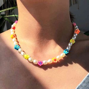 Bohemian Necklace for Women Sweet Colorful Little Daisy Acrylic Flowers Clavicle Boho Pearl Beads Ethnic Chain Girl Jewelry