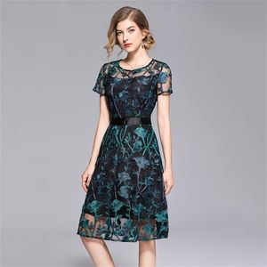 Vestido de verão Floral Bordado Lace Mulheres Manga Curta Transparente Retro Vintage Midi Alta Qualidade Robe Femme 210603