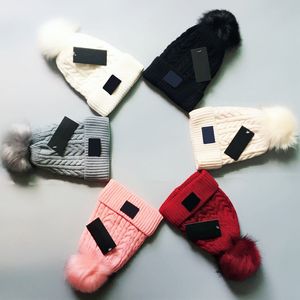 女性デザイナープリントパターン帽子冬のビーニーレディース編み物ポンポンキャップソリッドカラーユニセックスウォームキャップ