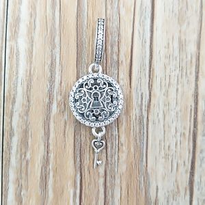 925 Sterling Silver Pärlor Regal Love Key Pendant Charms Fits European Pandora Style Jewelry Armelets Halsband 797660CZ Annajewel