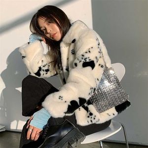 Koreanska Small Cow Mönster Imitation Mink Fur Coat Kvinnlig Kort Tjock Svart Och Vit Spotted Plush Coat 211110