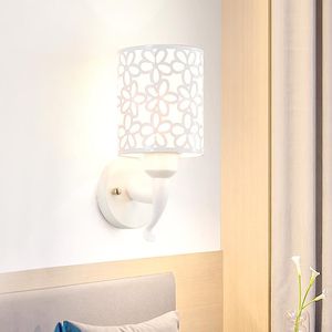 Lampa ścienna biała dioda LED do sypialni domowej Light Light Iron Art European Style Lampy wewnętrzne Wysokiej jakości