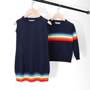 Вязаный свитер Детская одежда Ребёнок девочка платья корейских братьев и сестер наряд радуга полоса теплый 211104