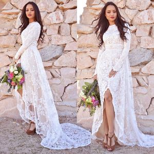 Abiti da sposa bohémien in pizzo alto e basso Abiti da sposa Una linea a maniche lunghe Country Boho Beach Abito da sposa con spacco sul davanti Avorio e champagne