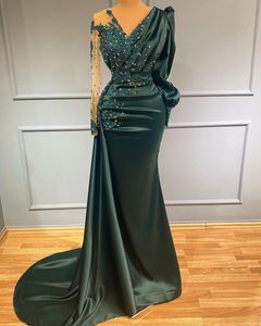 2022 Jägare mörkgrön Sexig sjöjungfru Prom Klänningar V Nacke Illusion Satin Lace Appliques Crystal Beaded Långärmad Formell Party Evening Gowns Custom