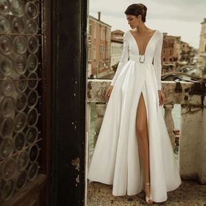 Enkel satin en linje klänningar långärmad sida delad brudklänningar golvlängd strand bröllopskläder med bälte 326 326