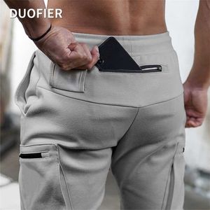 Moda Uomo Pantaloni Fitness Casual Pantaloni elastici Uomo Bodybuilding Abbigliamento Cerniera Multi-tasca Pantaloni sportivi Pantaloni da jogging Pantaloni da allenamento 211201