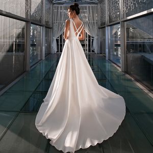Sexy abito da sposa in raso semplice 2022 senza maniche con scollo a V Una linea posteriore Criss Cross Abito da sposa Vestido De Mariage