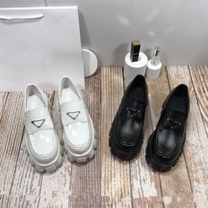 Lyxdesigner dam Skor metallspänne triangel bokstav Mode Kvinnor Patent Läder kohud Klänning Platt Plattform runda tår Pumps Loafers Gummi Slip-On vardagssko