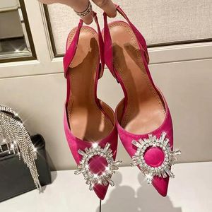 Sandaler 2022 Märke Design Kvinnor Stängd Toe Pumpar Crystal Slingback Högklackat Sommar Rhinestone Triangle Heeled Brides Skor