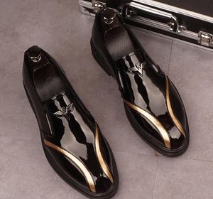 Tasarımcı Erkekler Patent Deri Elbise Ayakkabı Slip-On Nimlice Ayak Parçaları Lüks Lüks Parlak Deri Düşük Topuk Partisi Düğün Daireleri Ayakkabı İngiliz Stil