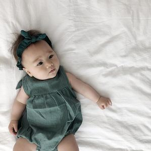 夏の韓国風の幼児の赤ちゃん女の子の綿のリネン袖のないロンパース髪のバンドかわいいちょう結晶のソリッドカラージャンプスーツ210508