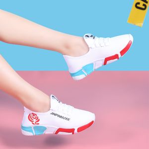 Üretici Giysileri toptan satış-Üreticiler tedarik İlkbahar ve Sonbahar Ayakkabı Moda Kaymaz Nefes Eğlence Spor Baskı Küçük Beyaz Eski Pekin Bez Ayakkabı