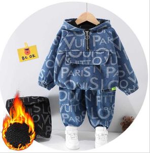 Höst Vinter Barn Denim Två Piece Set Boys Letter Fleece Hooded Warm Coats + Byxor Casual Sport Passar Barnkläder Satser G1023