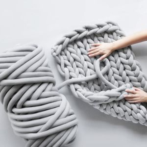 手編みのかぎ針編みの柔らかい大きな綿の毛皮の腕のロービングの回転毛布の巻き毛の毛布の毛羽立ち