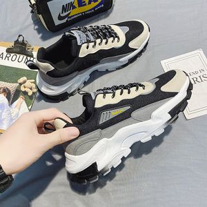 2021 Projektant Buty do biegania dla mężczyzn Biały Zielony Czarny Beżowy Moda Męskie Trenerzy Wysokiej Jakości Sporty Outdoor Sneakers Rozmiar 39-44 qo