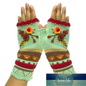 女性の暖かい編み物ハンドフックジャカードニットハーフフィギュアグローブ高品質のミトンハンドメイドの花刺繍開催手袋