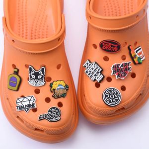 Mjuk pvc cartoon croc sko charm dam heta sälja produkter för barn