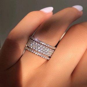 Elegant Silver Färg Rhinestone Diamond Ring Med Sidor Stones För Kvinnor Bröllop Engagement Full Zircon Finger Ringar Smycken Gåvor