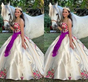 2022ホワイトメキシコのQuinceaneraのドレス花のアプリケーションの紫色のベルトストラップレスレースアップサテンプロムボールガウンスウィート15 16人の女の子のドレス
