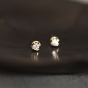 GOLDtutu Einzigartiger Wirbelwind-Kristall-Nietenohrring aus 9 Karat massivem Gold, Mini, zierliche Damen-Ohrringe, minimalistischer, schlichter Stil, Geschenk für Brautjungfern