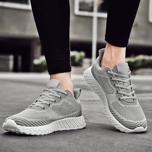 Nyaste kvinnor mens sport tränare stor storlek löparskor andas mesh röd svart vit blå grön plattform löpare sneakers kod: 05-0507