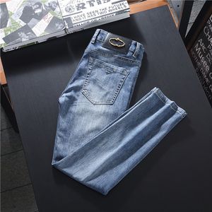 Hochwertige Herren-Designer-Luxus-Jeans, blaue Farbe, Distressed-Motorrad-Biker-Streetwear-Mann-Jeans, Rock, Slim-Leg-Passform, zerrissene Lochstreifen, berühmte Hosen