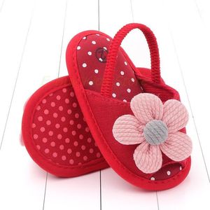 サンダルベビーガール赤い花の靴サンダル乳児かわいい子ファッション幼児子供滑り止めソフトフラットカジュアルなビーチスリッパ