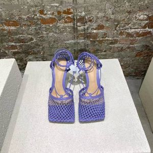 Na primavera verão de 2021, as sandálias de gaze da moda feminina são feitas de couro de vaca com cores ricas e salto de 9,5 cm de altura