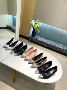 2021春夏のプロのミッドヒールドレスシューズ女性の中空の通気性のある尖ったつま先の靴女性のパーティーの結婚式のハイヒールの靴