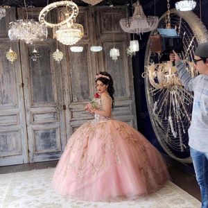 Vacker rosa quinceanera klänningar av axel sparkly beaded kristaller plus storlek tulle söt 16 cinderella klänning vestidos de 15 años 2022 boll klänningar